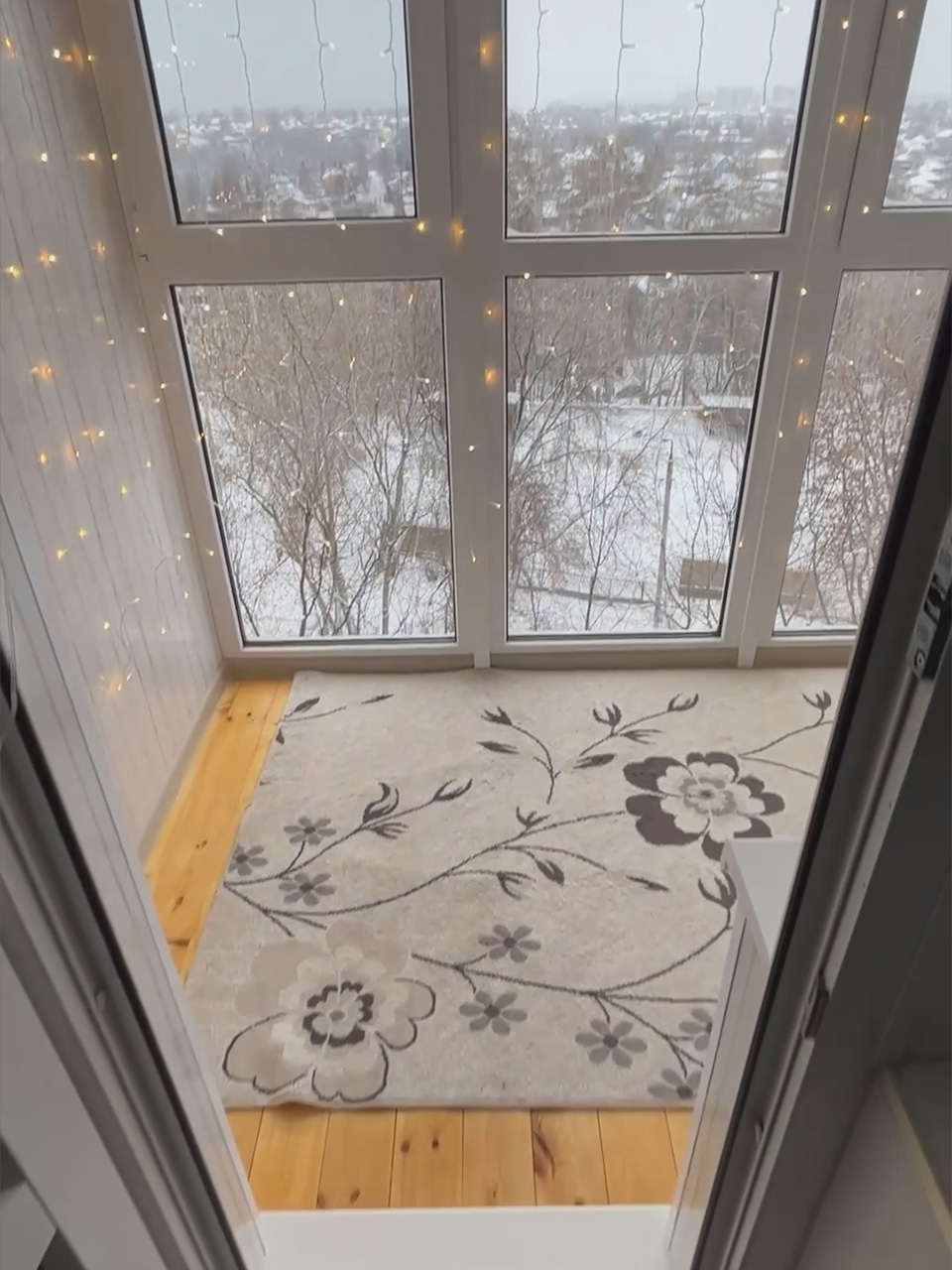 Лоджия с панорамным остеклением и обшивкой МДФ панелями