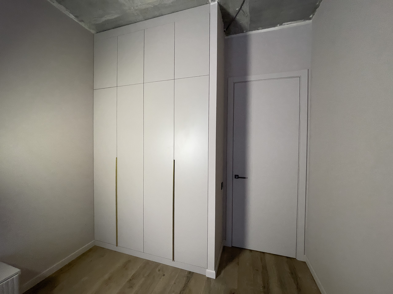 Распашной шкаф в спальню Кашемир / Кашемир серый