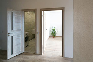 Монтаж межкомнатных дверей