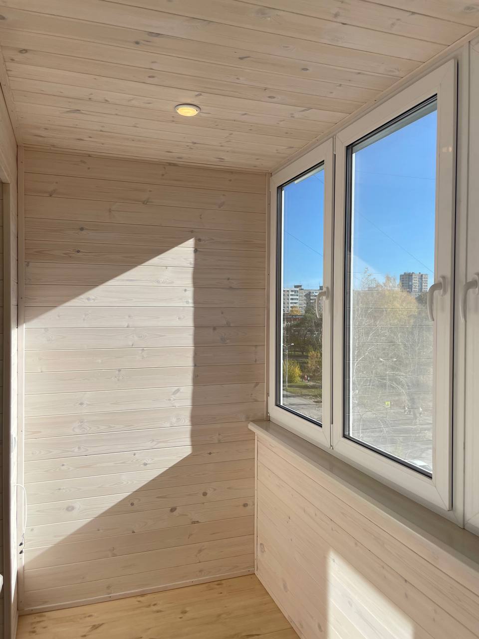 Остекление балкона с обшивкой вагонкой 