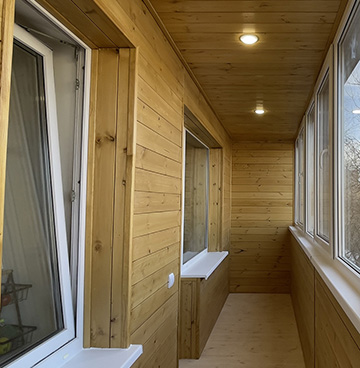 Теплое остекление лоджии с обшивкой деревянной вагонкой