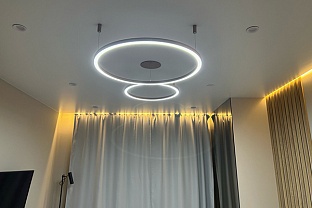 Комбинированное освещение: парящий потолок и люстра